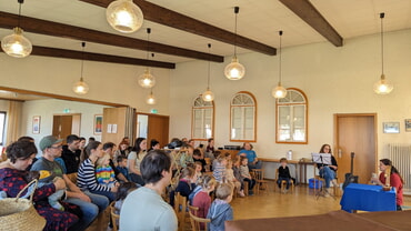 Aufbau des Altars während des Gottesdienst